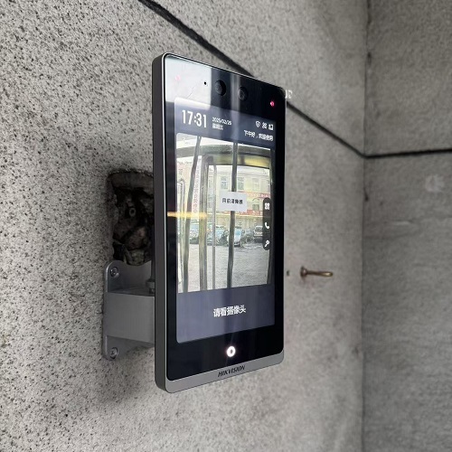 ??等四樧R別門禁機(jī)